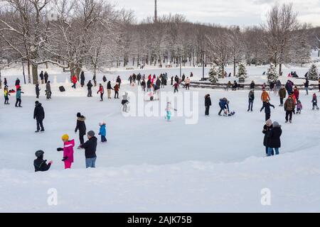 Montréal, CA - 01 janvier 2020 : Beaucoup de gens le patinage sur glace à la patinoire réfrigérée au sommet du mont Royal Banque D'Images