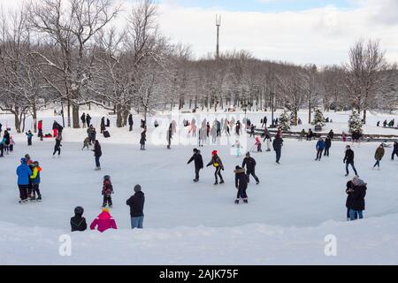 Montréal, CA - 01 janvier 2020 : Beaucoup de gens le patinage sur glace à la patinoire réfrigérée au sommet du mont Royal Banque D'Images