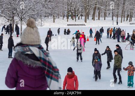 Montréal, CA - 01 janvier 2020 : Beaucoup de gens le patinage sur glace à la patinoire réfrigérée au sommet du mont Royal Banque D'Images