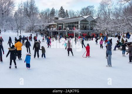 Montréal, CA - 01 janvier 2020 : Beaucoup de gens le patinage sur glace à la patinoire réfrigérée au sommet du mont Royal Banque D'Images