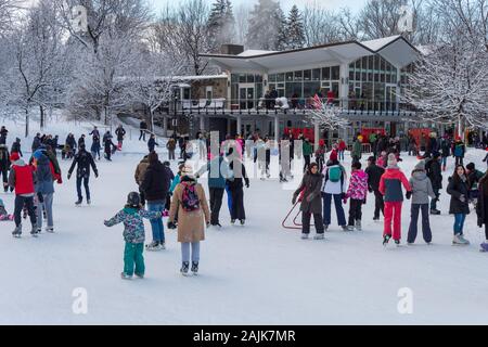 Montréal, CA - 01 janvier 2020 : Beaucoup de gens le patinage sur glace à la patinoire réfrigérée au sommet du mont Royal Banque D'Images