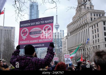 Toronto, Ontario, Canada. Janvier 4th, 2020. Woman holding 'Les femmes disent non à la guerre" placard comme les gens se rassemblent devant le consulat américain à Toronto pour exprimer leur protestation contre les récentes actions militaires par le gouvernement des États-Unis contre des cibles iraniennes. La protestation demande que le gouvernement canadien de la condamnation de l'USA, et d'arrêter toutes les formes de la guerre. Credit : JF Pelletier/ Alamy Live News. Banque D'Images