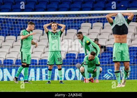 Cardiff, Royaume-Uni. 08Th Jan, 2020. Stefan Scougall de Carlisle United (deuxième à gauche) et ses coéquipiers s'abattu à plein temps. L'unis en FA Cup, 3ème tour, Cardiff City v Carlisle Utd au Cardiff City Stadium samedi 4 janvier 2020. Ce droit ne peut être utilisé qu'à des fins rédactionnelles. Usage éditorial uniquement, licence requise pour un usage commercial. Aucune utilisation de pari, de jeux ou d'un seul club/ligue/dvd publications. pic de Lewis Mitchell/Andrew Orchard la photographie de sport/Alamy live news Crédit : Andrew Orchard la photographie de sport/Alamy Live News Banque D'Images