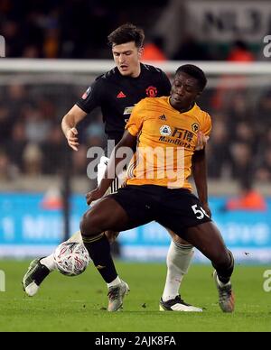 Harry Manchester United, Maguire (à gauche) et Wolverhampton Wanderers' Benny Ashley-Seal bataille pour la balle durant le match à Molineux Stadium, Wolverhampton. Banque D'Images