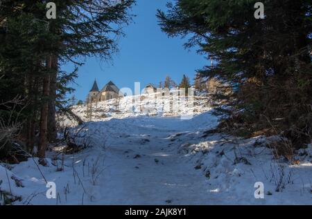 Uršlja gora, Slovénie - Janvier 2, 2020 ; le pic Uršlja gora en Slovénie avec Church St.. Uršula Un seul pic en plein cœur de Koroška région. Banque D'Images