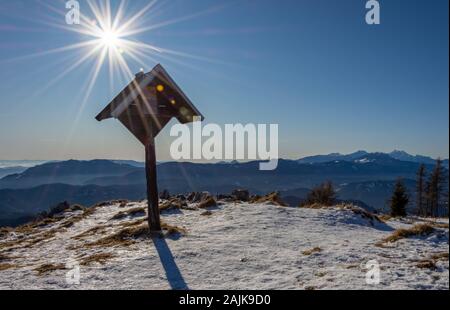 Uršlja gora, Slovénie - Janvier 2, 2020 ; Jelenov croix sur st. Ursula ou également connu sous le nom de mont Plešivec. Banque D'Images