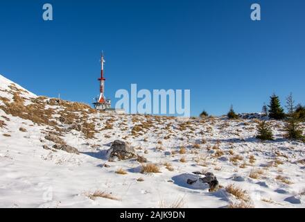 Uršlja gora, Slovénie - Janvier 2, 2020 ; Plešivec mast tower. Mont St Ursula avec tour du mât sur la journée ensoleillée d'hiver. Banque D'Images