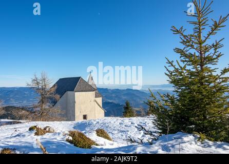 Uršlja gora, Slovénie - Janvier 2, 2020 ; le pic Uršlja gora en Slovénie avec Church St.. Uršula Un seul pic en plein cœur de Koroška région. Banque D'Images