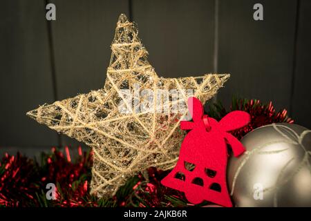 Composition de Noël avec Golden Star, red velvet bell, silver ball sur fond de bois foncé Banque D'Images