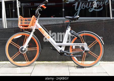 London UK Jan 04 2020 - Single Mobike partager vélo sur un trottoir à Londres Banque D'Images