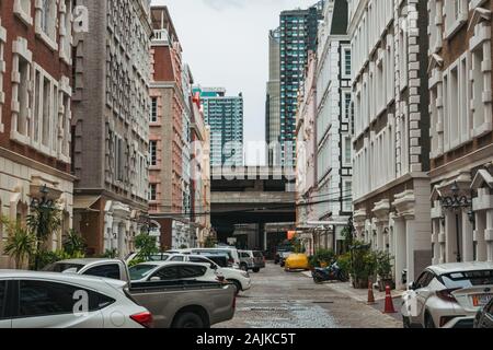 Un faux dans la rue de style européen "ville européenne", un immobilier à Bangkok Bang Kapi district, imitant l'architecture de l'Europe Banque D'Images