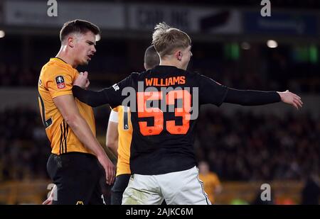 VAR interdire de mort pour Manchester United avec Leander Dendoncker des Wolverhampton Wanderers (à gauche) et Manchester United, Brandon Williams au cours de la FA Cup troisième match à Molineux Stadium, Wolverhampton. Banque D'Images