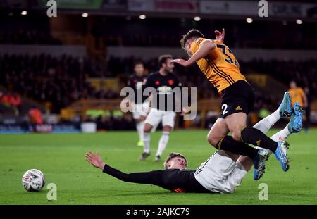 VAR interdire de mort pour Manchester United comme Leander Dendoncker des Wolverhampton Wanderers (à droite) et Manchester United, Brandon Williams bataille pour la balle durant le match à Molineux Stadium, Wolverhampton. Banque D'Images