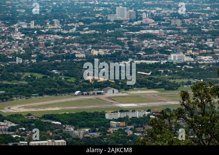 Une vue de Chiang Mai d'une distance. Un Lion Air Boeing 737 s'écarte de l'Aéroport International de Chiang Mai, Thaïlande Banque D'Images