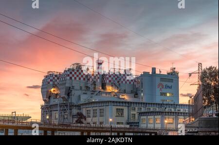 Gênes, Genova, Italie - Janvier 2019 : Enel old coal power station à proximité Lanterna phare dans le port de Gênes, la production d'électricité Banque D'Images