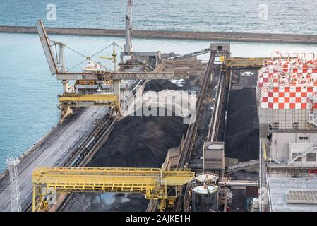 Gênes, Genova, Italie - Janvier 2019 : Enel old coal power station à proximité Lanterna phare dans le port de Gênes, stockage du charbon Banque D'Images