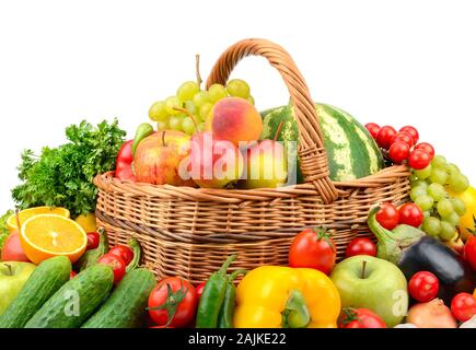 Grande variété des fruits et légumes en panier tressé isolé sur fond blanc Banque D'Images