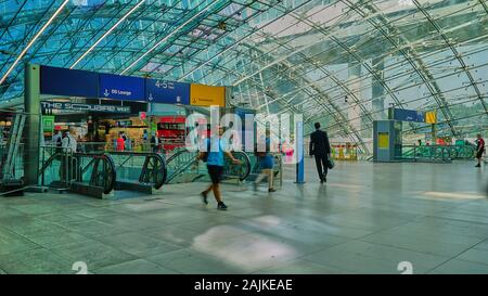 Les voyageurs se précipitent à travers le terminal de la gare de Francfort à l'aéroport de Francfort, Francfort, Allemagne. Banque D'Images