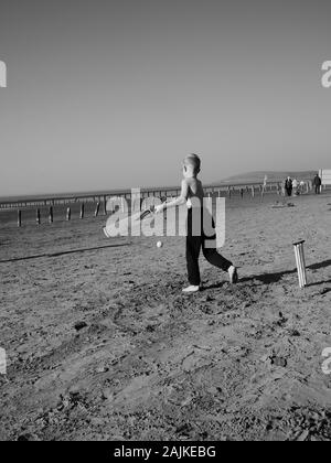 Des températures record pour le 26 février 2019. Une famille Profitez de jouer au cricket dans le soleil d'hiver record. Berrow UK Somerset Beach Banque D'Images