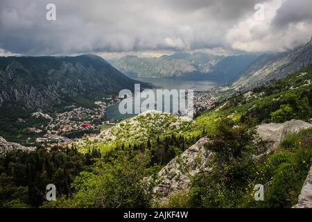 Baie Kotor de Kotorske strane à Lovćen montagne au Monténégro Banque D'Images