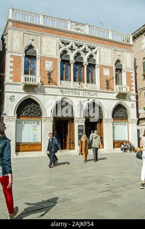 Venise, Italie - 17 mai 2019 : Les piétons circulant au-delà de l'extérieur de l'ancien Cinema Teatro Italia. Le bâtiment historique est devenue une supermarke Banque D'Images