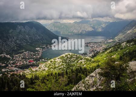 Baie Kotor de Kotorske strane à Lovćen montagne au Monténégro Banque D'Images