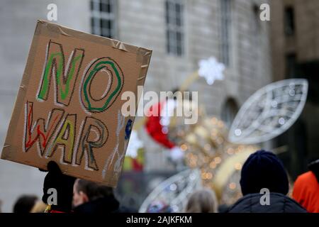 Manchester, UK. 4 janvier 2020,. Les militants pour la paix et la Coalition contre la guerre tenir un rassemblement appelant le gouvernement britannique à exhorter les États-Unis et l'Iran à s'abstenir de l'escalade de la situation au Moyen-Orient après les États-Unis ont tué un haut commandant, le général iranien Qassem dans Soleimaniwar un bourdon grève. St Peters Square, Manchester, Lancashire, Royaume-Uni. Crédit : Barbara Cook/Alamy Live News Banque D'Images