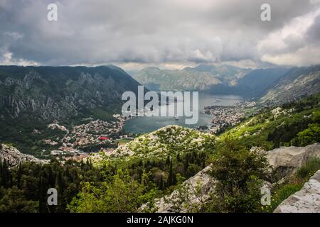 Baie Kotor de Kotorske strane à Lovćen montagne au Monténégro Banque D'Images