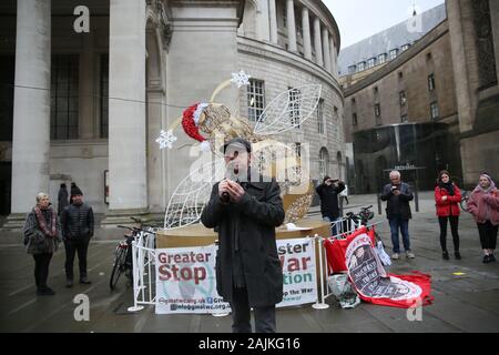 Manchester, UK. 4 janvier 2020,. Les militants pour la paix et la Coalition contre la guerre tenir un rassemblement appelant le gouvernement britannique à exhorter les États-Unis et l'Iran à s'abstenir de l'escalade de la situation au Moyen-Orient après les États-Unis ont tué un haut commandant, le général iranien Qassem dans Soleimaniwar un bourdon grève. St Peters Square, Manchester, Lancashire, Royaume-Uni. Crédit : Barbara Cook/Alamy Live News Banque D'Images