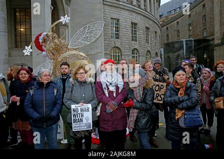 Manchester, UK. 4 janvier 2020,. Les militants pour la paix et la Coalition contre la guerre tenir un rassemblement appelant le gouvernement britannique à exhorter les États-Unis et l'Iran à s'abstenir de l'escalade de la situation au Moyen-Orient après les États-Unis ont tué un haut commandant, le général iranien Qassem dans Soleimaniwar un bourdon grève. St Peters Square, Manchester, Lancashire, Royaume-Uni. Crédit : Barbara Cook/Alamy Live News Banque D'Images