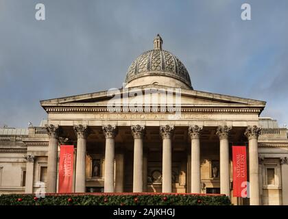 La National Gallery de Trafalgar Square, avec des décorations de fête à l'avant, extérieur jour, London, UK Banque D'Images