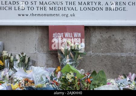 Fleurs, hommages, condoléances, à gauche Monument pour deux victimes de l'attaque terroriste 2019 à London Bridge, London, UK Banque D'Images