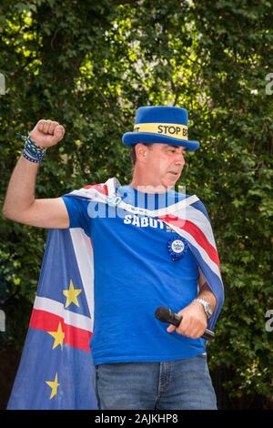 Steven 'Steve' Bray, connu sous le nom de M. Arrêter l'homme Brexit, soulève un poing, portrait extérieur, Westminster, Londres Banque D'Images