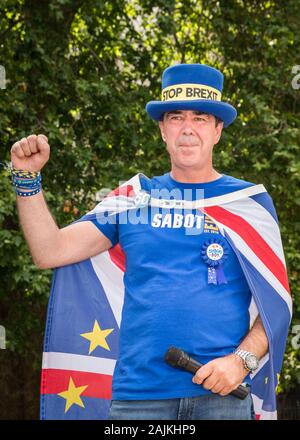 Steven 'Steve' Bray, connu sous le nom de M. Arrêter l'homme Brexit, soulève un poing, portrait extérieur, Westminster, Londres Banque D'Images