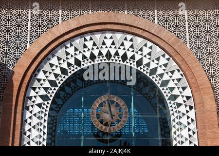 Détails de l'intéressante façade de bâtiment de la gare ferroviaire de Marrakech, Maroc Banque D'Images