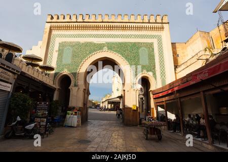 L'intérieur (c'est à dire vu de Fes El Bali) de Bab Bou Jeloud (également connu sous le nom de Bab al-Abi Jounoud) - la belle porte de ville à Fès (fez), Maroc Banque D'Images