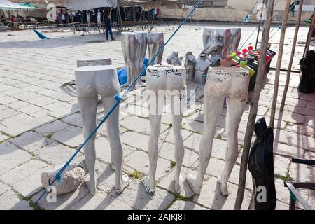 Divers mannequins en le paysage de la Place Boujloud (également connu sous le nom de lieu Bou Jeloud ou Place Pacha el-Baghdadi) à Fes (fez), Maroc Banque D'Images