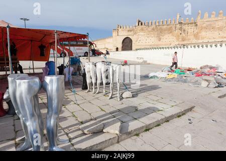 Divers mannequins en le paysage de la place Boujloud (Bou Jeloud également Place ou Place Pacha el-Baghdadi) et les murs de la ville de Fès (fez), Maroc Banque D'Images