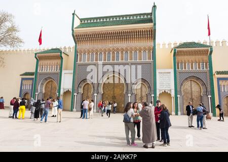 Les gens Sur La Place des Alaouites devant les portes de Dar al-Makhzen (également connu sous le nom de Palais Royal ou Palais Royal) à Fes (Fez), au Maroc Banque D'Images