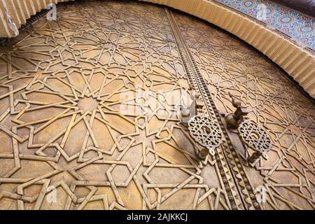 Détails de la porte à l'entrée de Dar al-Makhzen (également connu sous le nom de Palais Royal ou le Palais Royal) à Fes (fez), Maroc Banque D'Images