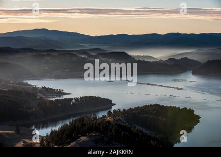 Vue aérienne du barrage de Dospat aux Rhodope,.La Bulgarie pendant le lever du soleil Banque D'Images