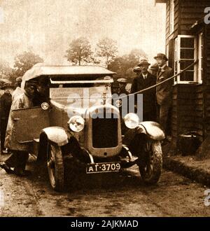 La première station de remplissage de l'automobiliste en Angleterre a été officiellement inauguré en novembre 1919 à Aldermaston, comté par l'Automobile Association (AA) pour promouvoir la prise de carburant à base de charbon benzols par opposition à Fédération de l'essence. Il a été vendu à prix coûtant aux membres de l'AA. La seule pompe à main, était exploité par un patrouilleur AA en uniforme. Le site est maintenant banalisée dans une aire de repos sur l'A4 Bath Road, Banque D'Images