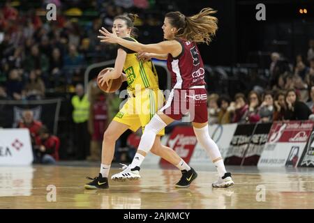 Bilbao, Pays Basque, Espagne. 4 janvier, 2020. GABRIELA OCETE (5) défend pendant le jeu entre Lointek Mann-Filter et Gernika à Casablanca Bilbao Miribilla Arena à Bilbao. Samedi, 4 janvier, 2020. Credit : Edu del Fresno/ZUMA/Alamy Fil Live News Banque D'Images