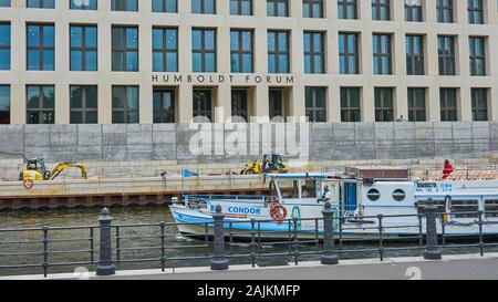 L'homme en bateau passe devant le Humbolt Forum sur la Spree à Berlin. Ouvert en 2020, il présente Science, Politique, Art, Business on Museum Is. Banque D'Images