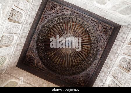 Plafond en bois orné à Bou Inania Madrasa à Fes (Fez), Maroc Banque D'Images