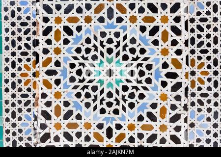 Détails de zellige (mosaïque titillework) de la cour de Bou Inania Madrasa à Fes (Fez), Maroc Banque D'Images