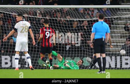 Bournemouth Dominic Solanke marque son quatrième but du côté du jeu au cours de la FA Cup troisième ronde correspondent au stade de vitalité, de Bournemouth. Banque D'Images