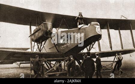 Les débuts de l'Aviation commerciale britannique - 25 août 1919 - L'inauguration du premier vol régulier de Kent France, fournissant un service passagers en utilisant une ancienne guerre WWII bombardier biplan. Comptes contesté cette demande montre le premier vol de Londres à Paris. Bien que cela aurait été à l'aide d'un bombardier de Havilland 4A Banque D'Images