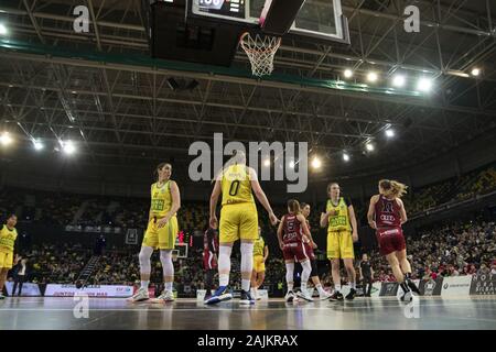 Bilbao, Pays Basque, Espagne. 4 janvier, 2020. Foul marquée par l'arbitre pendant le match entre Lointek Mann-Filter et Gernika à Casablanca Bilbao Miribilla Arena à Bilbao. Samedi, 4 janvier, 2020. Credit : Edu del Fresno/ZUMA/Alamy Fil Live News Banque D'Images