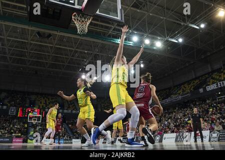 Bilbao, Pays Basque, Espagne. 4 janvier, 2020. JULIE NICOLE prend le rebond au cours du match entre Lointek Mann-Filter et Gernika à Casablanca Bilbao Miribilla Arena à Bilbao. Samedi, 4 janvier, 2020. Credit : Edu del Fresno/ZUMA/Alamy Fil Live News Banque D'Images